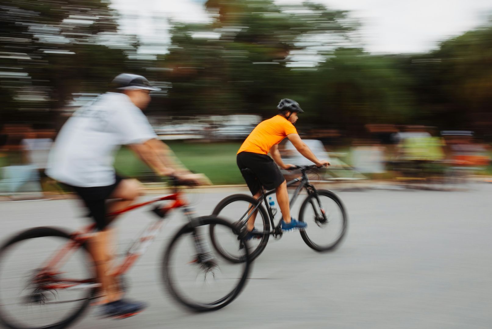 zwei Radfahrer in dynamischer Aufnahme im Park